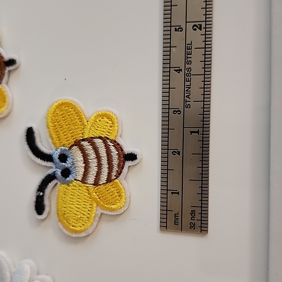 BUNDLE OF 4 DAISY  BUMBLEBEE  IRON ON PATCH - Picture 2 of 5